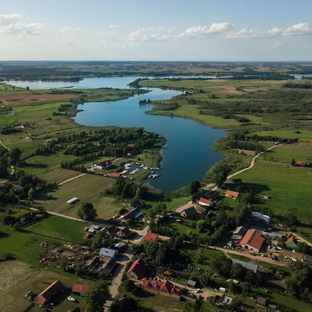 Czerwony Nad Samym Jeziorem Mikołajki