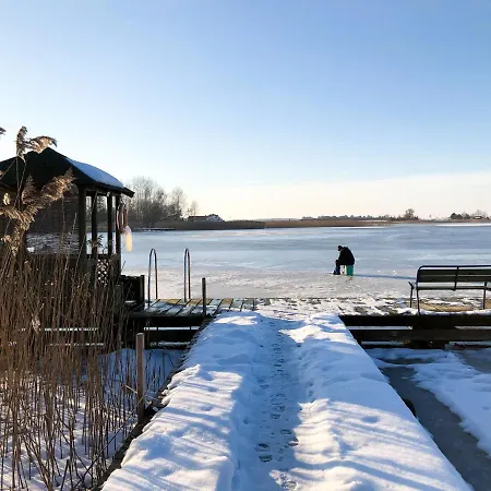 Czerwony Nad Samym Jeziorem Casa de Férias Mikołajki