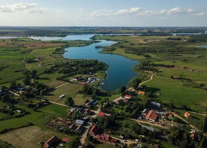 Czerwony Nad Samym Jeziorem Mikołajki