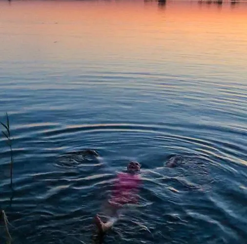 Czerwony Nad Samym Jeziorem